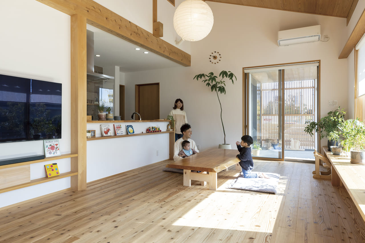 営業スタッフが建てた木を楽しむ家