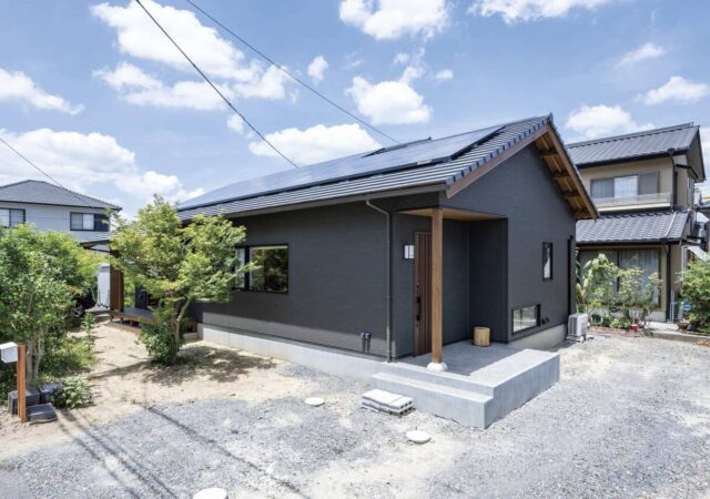 通り土間が出迎える和モダンな平屋風住宅