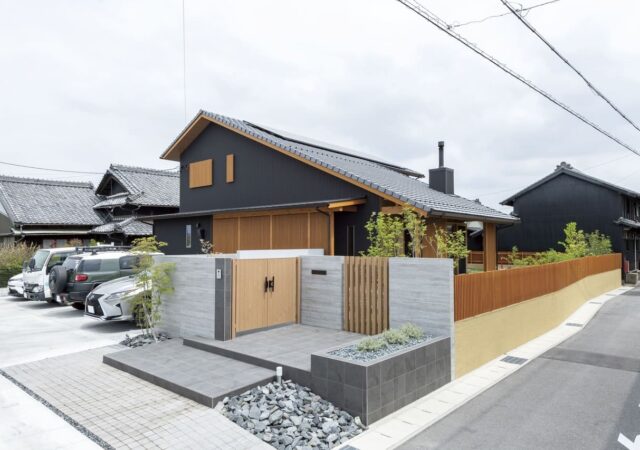 料亭の様な玄関アプローチのある家